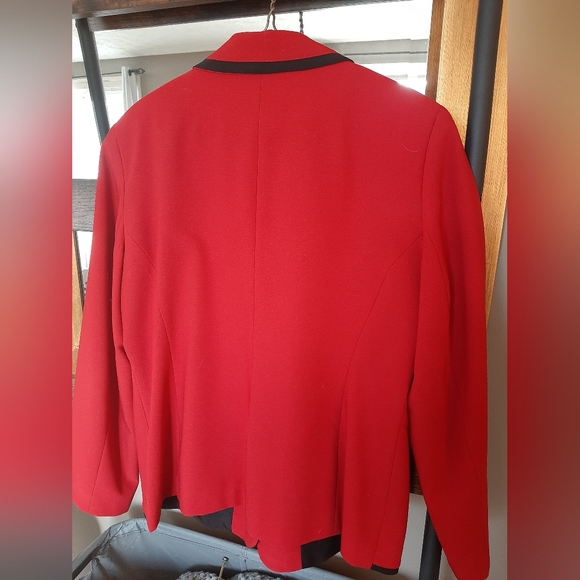 ✨ Host Pick✨Laura Petites Red blazer with black piping Size 12 - Picture 3 of 4